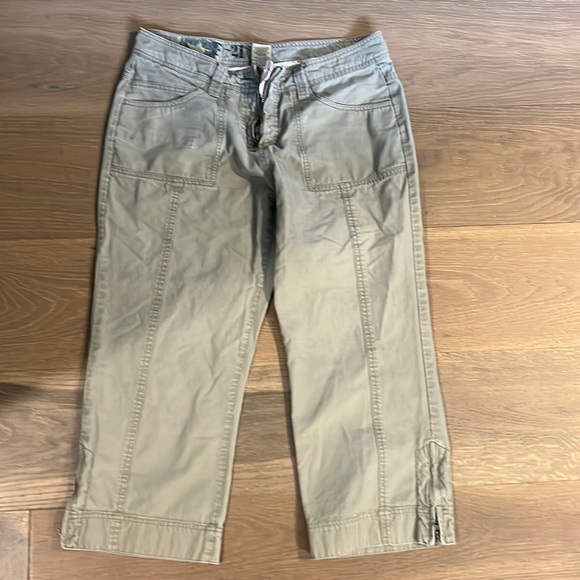 Women’s Bermuda shorts all of beige color, size 7/8 - Picture 1 of 3